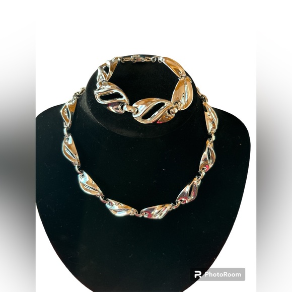 2pc set bracelet and choker. Lightweight silver tone links. Unmarked. Elegant. - Picture 1 of 4